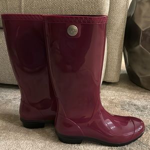 Ugg rain boots with sheep skin lined foot bed